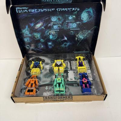 LOT 31: Takara Tomy Transformers Earthrise, War for Cybertron Action figure & Micro Transformers Set