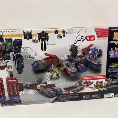 LOT 33: Hasbro Transformers Titans Return, Fortress Maximus