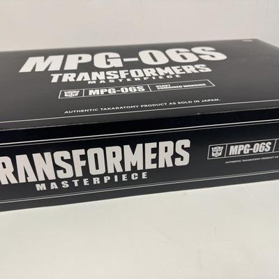 LOT 40: Takara Tomy Transformers Masterpiece, MPG-06S Heavy Combined Warrior