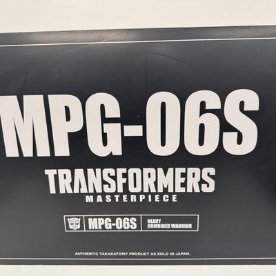 LOT 40: Takara Tomy Transformers Masterpiece, MPG-06S Heavy Combined Warrior