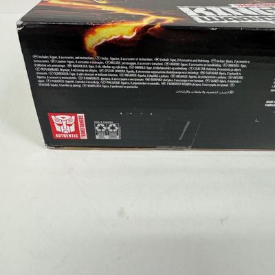 LOT 100: Takara Tomy Transformers Kingdom, War for Cybertron Trilogy Toy