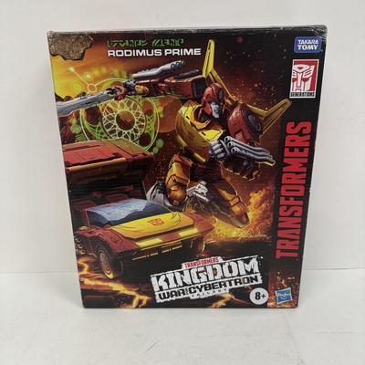 LOT 100: Takara Tomy Transformers Kingdom, War for Cybertron Trilogy Toy