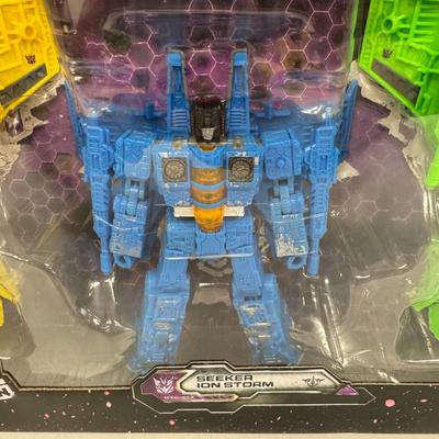 LOT 108: Takara Tomy Transformers Seige, War for Cybertron Trilogy Toy