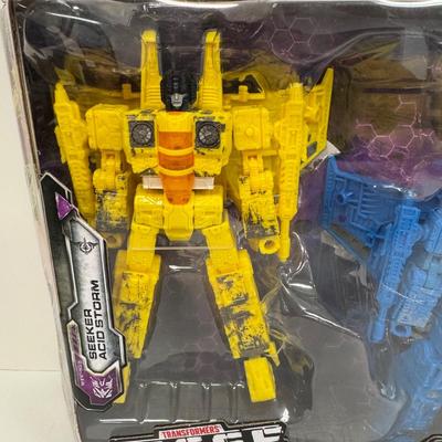 LOT 108: Takara Tomy Transformers Seige, War for Cybertron Trilogy Toy