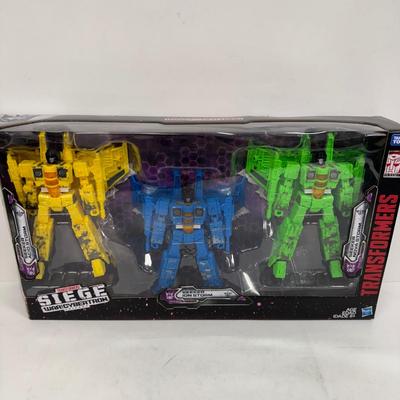 LOT 108: Takara Tomy Transformers Seige, War for Cybertron Trilogy Toy