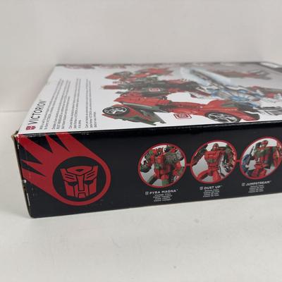 LOT 109: Hasbro Transformers Combiner Wars, Victorion