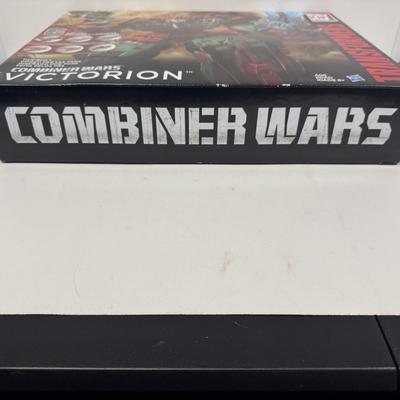 LOT 109: Hasbro Transformers Combiner Wars, Victorion
