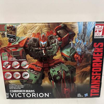 LOT 109: Hasbro Transformers Combiner Wars, Victorion