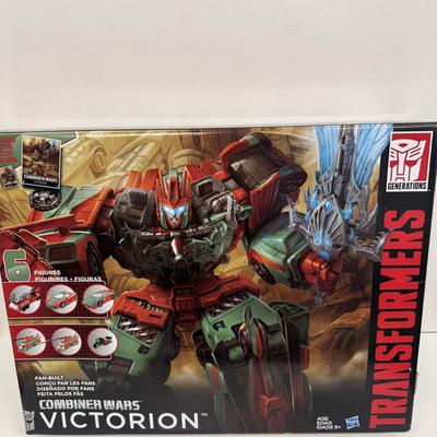 LOT 109: Hasbro Transformers Combiner Wars, Victorion
