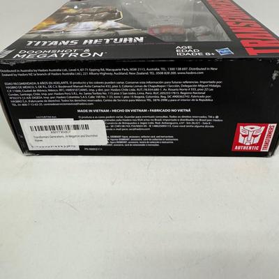 LOT 116: Hasbro Transformers Generations- Titan Return Toy