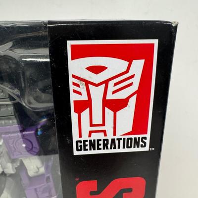 LOT 116: Hasbro Transformers Generations- Titan Return Toy