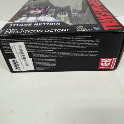 LOT 116: Hasbro Transformers Generations- Titan Return Toy