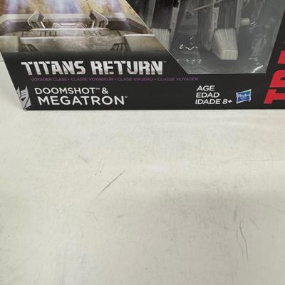 LOT 116: Hasbro Transformers Generations- Titan Return Toy