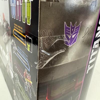 LOT 116: Hasbro Transformers Generations- Titan Return Toy