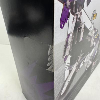 LOT 116: Hasbro Transformers Generations- Titan Return Toy