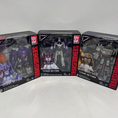 LOT 116: Hasbro Transformers Generations- Titan Return Toy