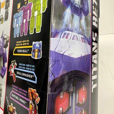 LOT 116: Hasbro Transformers Generations- Titan Return Toy