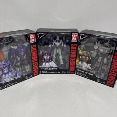 LOT 116: Hasbro Transformers Generations- Titan Return Toy