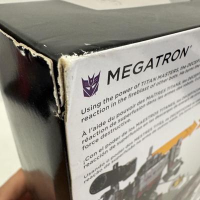LOT 116: Hasbro Transformers Generations- Titan Return Toy