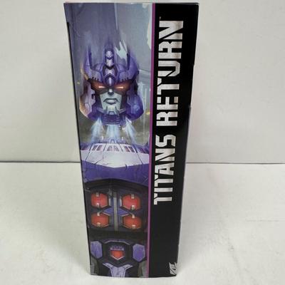LOT 116: Hasbro Transformers Generations- Titan Return Toy