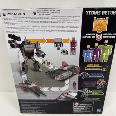 LOT 116: Hasbro Transformers Generations- Titan Return Toy