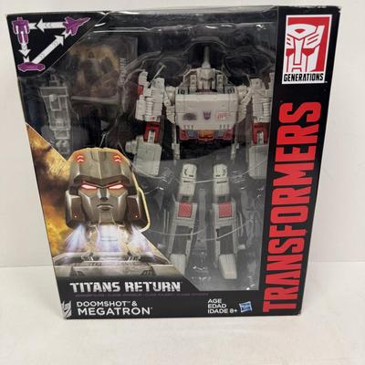 LOT 116: Hasbro Transformers Generations- Titan Return Toy