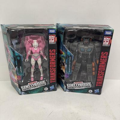 LOT 173: Takara Tomy Transformers Earthrise- War for Cybertron Trilogy Toy