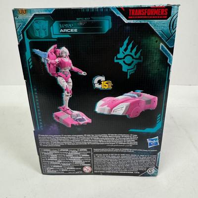 LOT 173: Takara Tomy Transformers Earthrise- War for Cybertron Trilogy Toy