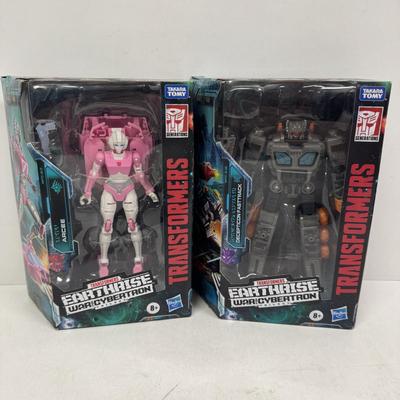 LOT 173: Takara Tomy Transformers Earthrise- War for Cybertron Trilogy Toy