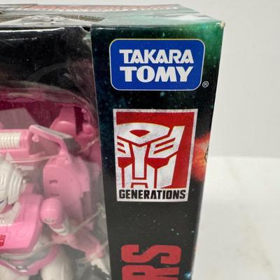 LOT 173: Takara Tomy Transformers Earthrise- War for Cybertron Trilogy Toy