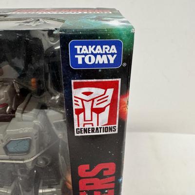 LOT 173: Takara Tomy Transformers Earthrise- War for Cybertron Trilogy Toy