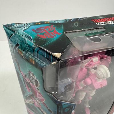 LOT 173: Takara Tomy Transformers Earthrise- War for Cybertron Trilogy Toy
