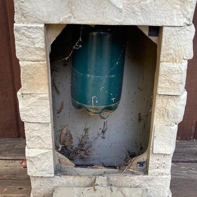 LOT 124: Bond Mfg Propane Fire Pit, Wood Bee Catcher and Patio Umbrella Light