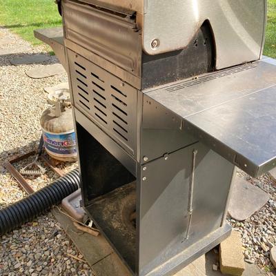 LOT 125: Char-Broil Gas Grill with Cover