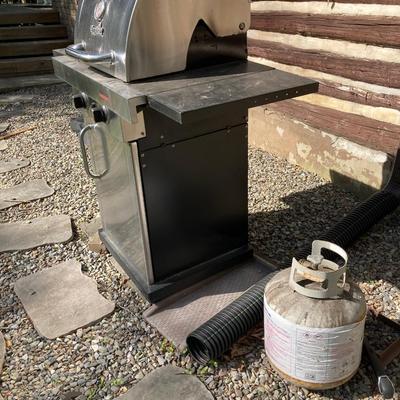 LOT 125: Char-Broil Gas Grill with Cover