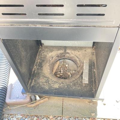 LOT 125: Char-Broil Gas Grill with Cover