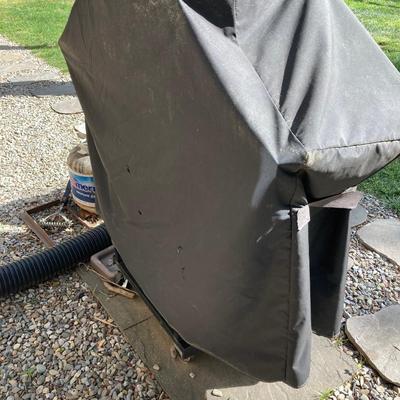 LOT 125: Char-Broil Gas Grill with Cover