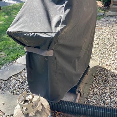 LOT 125: Char-Broil Gas Grill with Cover