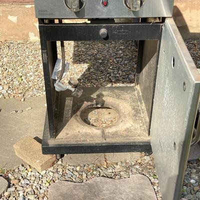 LOT 125: Char-Broil Gas Grill with Cover