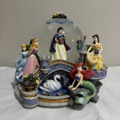 LOT 141: Disney Princesses - Snow White Snow Globe Music Box with Cinderella, Sleeping Beauty, Bell and The Little Mermaid