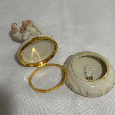 LOT::143: Lenox Disney’s Snow White and Bashful Trinket Boxes with Trinkets/Charms and Mirrored Display Shelf