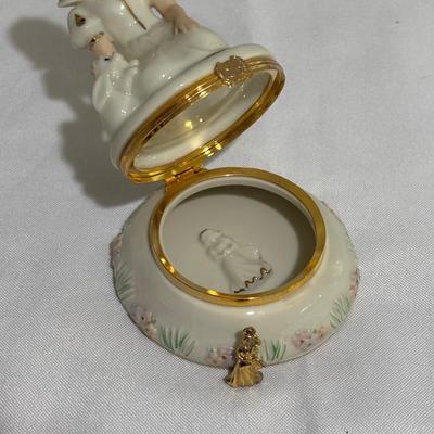 LOT::143: Lenox Disney’s Snow White and Bashful Trinket Boxes with Trinkets/Charms and Mirrored Display Shelf