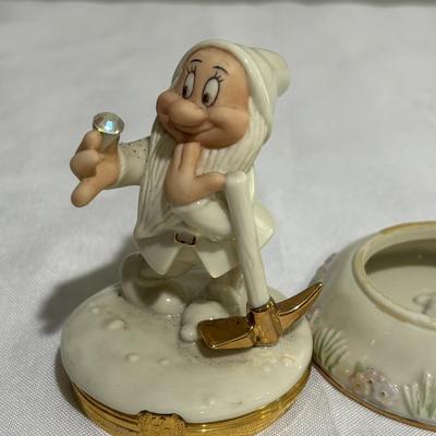 LOT::143: Lenox Disney’s Snow White and Bashful Trinket Boxes with Trinkets/Charms and Mirrored Display Shelf