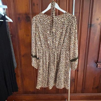 LOT 151: Cali Paris Floral Brown Top, Krarkorum Black and White Dress, J Crew Green Velvet Blazer, Anthropologie Mini Dress and More