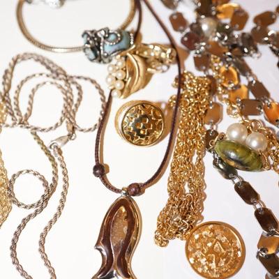 GROUP LOT OF COSTUME JEWELRY. CHAINS. A SARAH COVENTRY PIECE & MORE