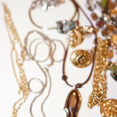 GROUP LOT OF COSTUME JEWELRY. CHAINS. A SARAH COVENTRY PIECE & MORE