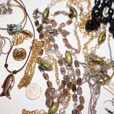 GROUP LOT OF COSTUME JEWELRY. CHAINS. A SARAH COVENTRY PIECE & MORE