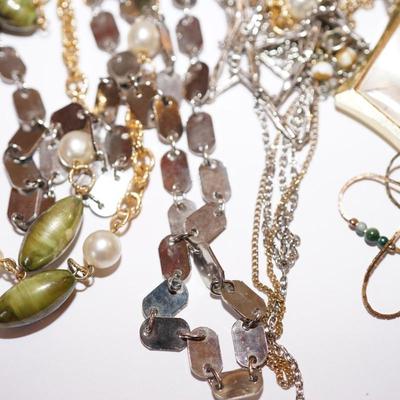 GROUP LOT OF COSTUME JEWELRY. CHAINS. A SARAH COVENTRY PIECE & MORE