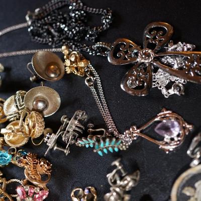 GROUPING OF COSTUME JEWELRY SARA COVENTRY, RHINESTONE AND MORE