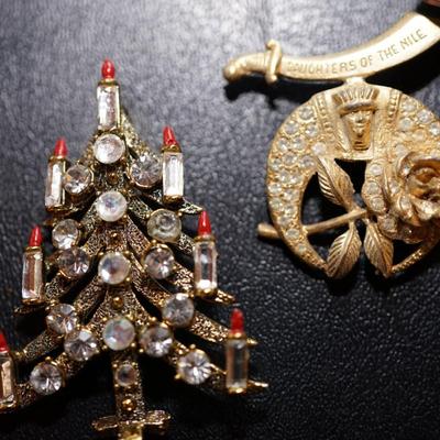 GROUPING OF COSTUME JEWELRY SARA COVENTRY, RHINESTONE AND MORE
